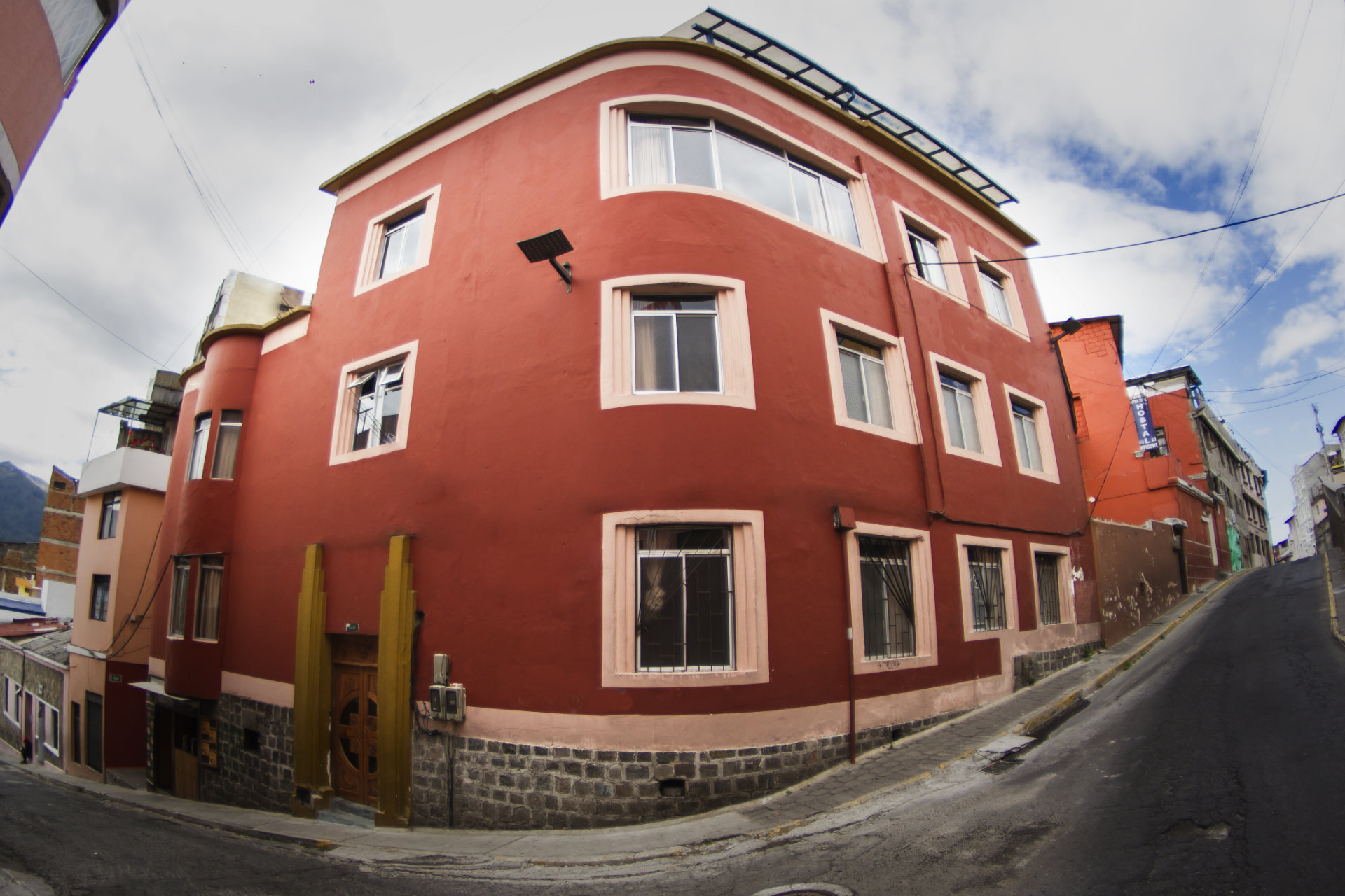 Fachada del Chakana Hotel Boutique, casa Art Deco en el Centro Histórico de Quito